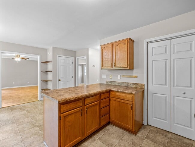 Building Photo - Country Club Area!