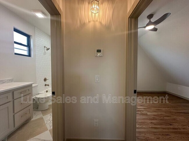 Building Photo - 911 NE 16th St