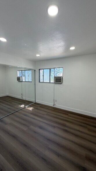 Building Photo - 10331 Lindley Ave