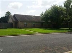 Building Photo - Spacious 3/2 duplex in great location