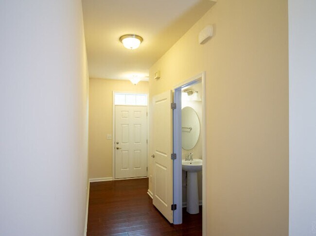 Building Photo - Minutes from Uptown!