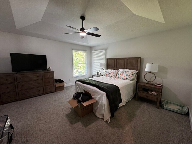 Building Photo - 5 Bed 4 Bath Home fenced yard