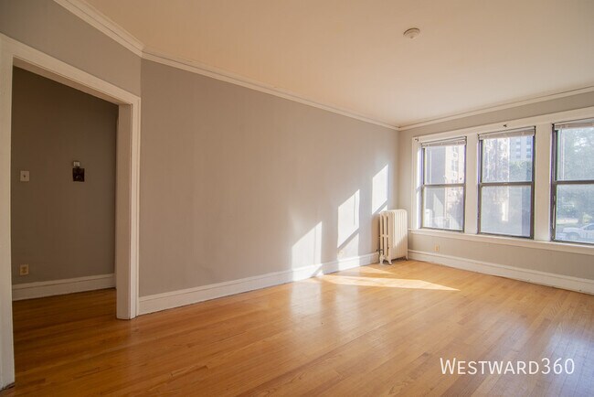 Building Photo - 6055 N Hermitage Ave
