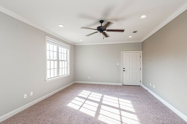 Building Photo - 3 Bedroom Townhome Available Now Near Old Goodwood!