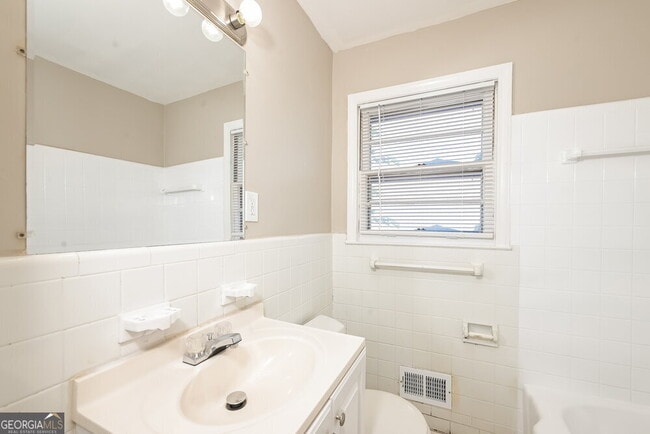 Building Photo - 1090 Longshore Dr
