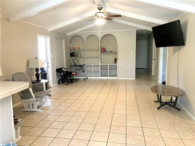 Building Photo - 5 Bedroom 3 Full Baths on the Southside