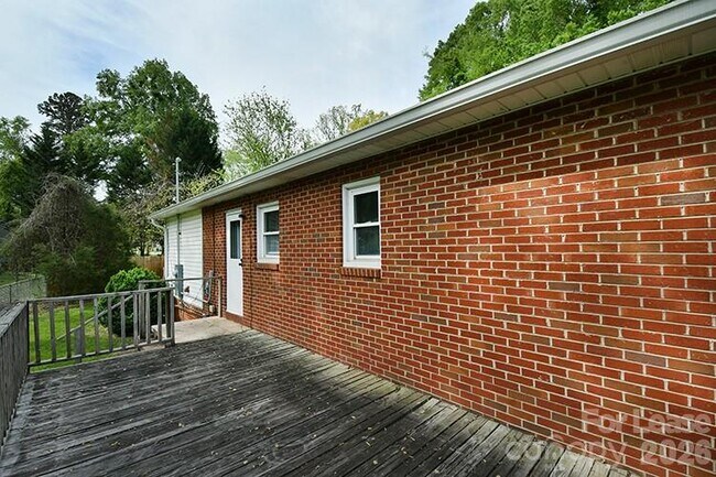 Building Photo - 266 Long St