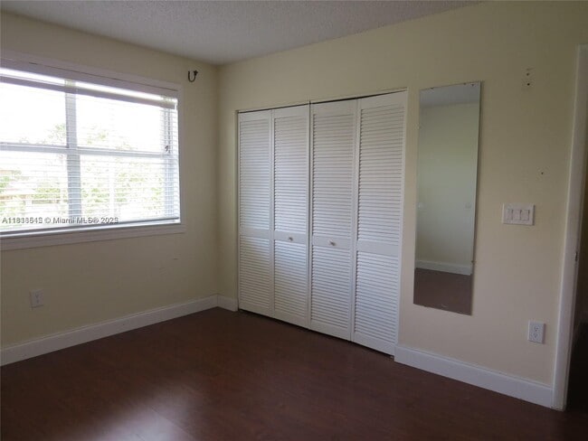 Building Photo - 216 Lakeside Cir