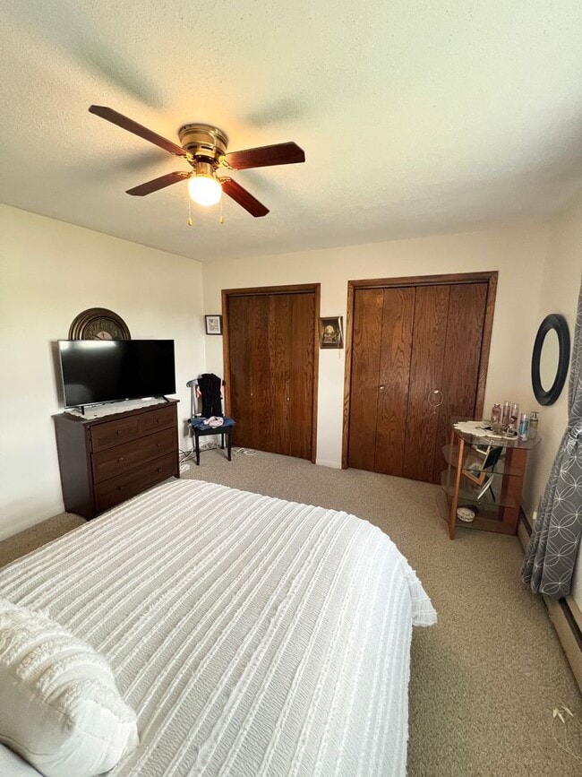 Building Photo - AVAILABLE MAY - Large 2 Bedroom Apartment!