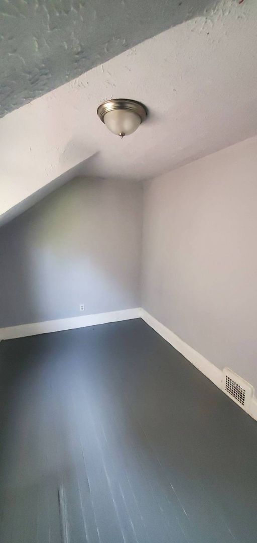 Building Photo - Charming 4-Bedroom Property in Prime Location