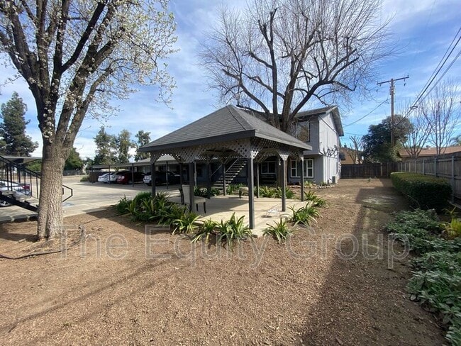 Building Photo - 703 E Noble Ave