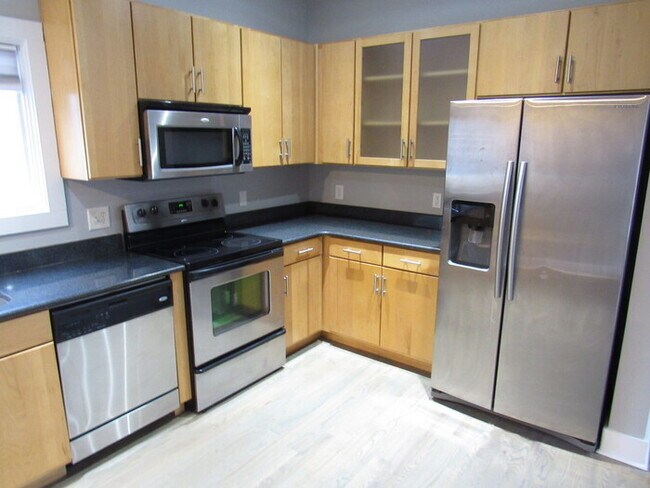 Building Photo - Germantown unit with attached 1 car garage!