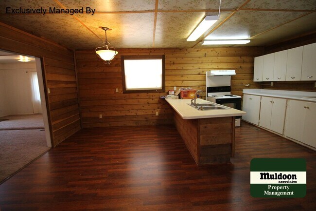 Building Photo - 7380 Maine Ln