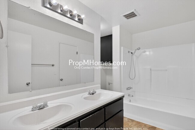 Building Photo - Three Bedroom Home in NE!