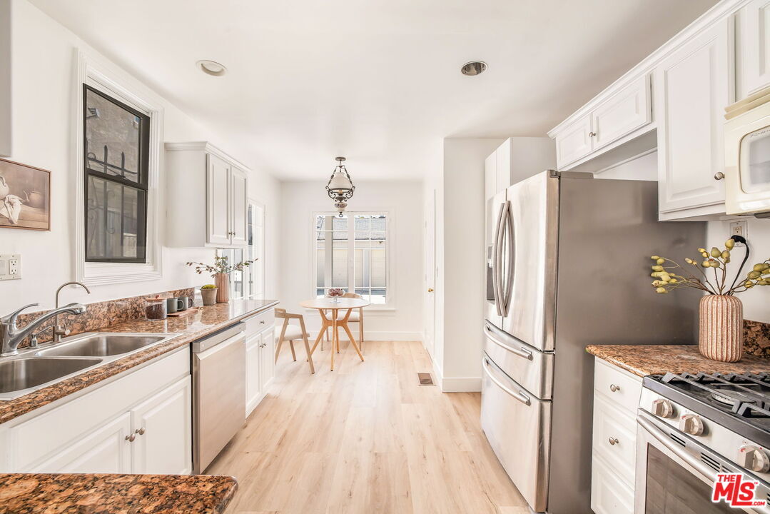 Kitchen - 842 S Sycamore Ave