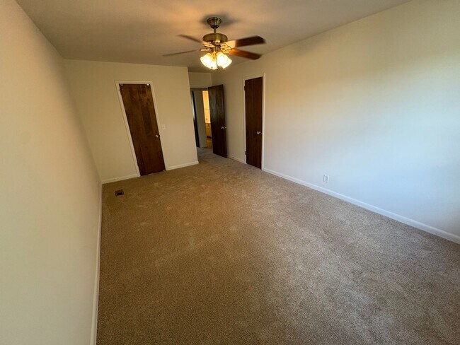 Building Photo - 6808 River Ridge Dr