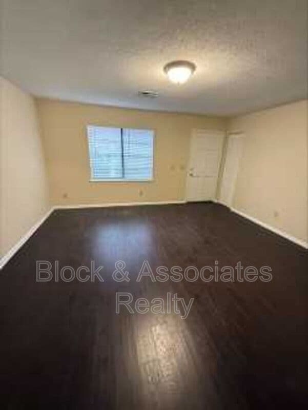 Building Photo - 646 Greenfield St