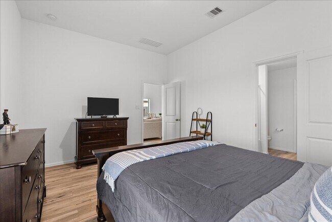 Building Photo - 512 Maple Bnd Ln