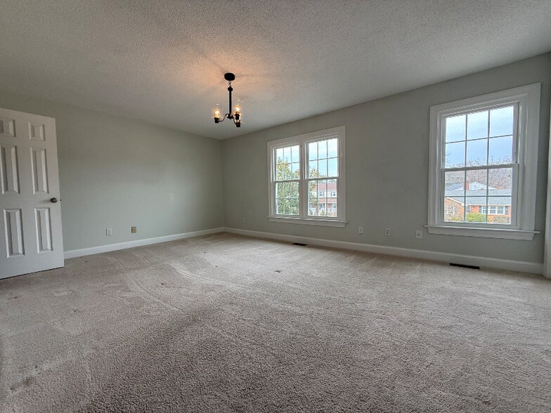 Building Photo - 658 Lord Dunmore Dr