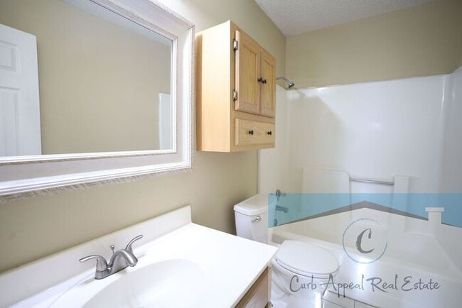 Building Photo - 3 bed / 2 bath home with fireplace - Valley View!!