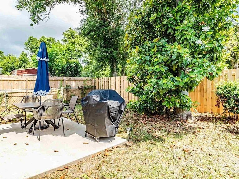 Building Photo - 804 W Belmont St