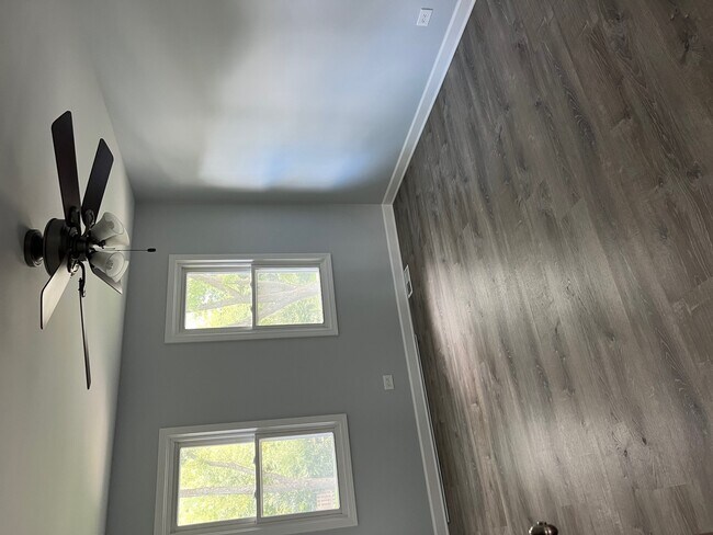 Building Photo - 926 W Aspen Dr