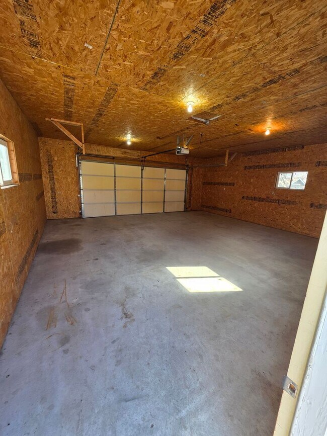 Building Photo - 3 Bed | 2 Bath | 2 Car Garage | Fully Fenced Yard