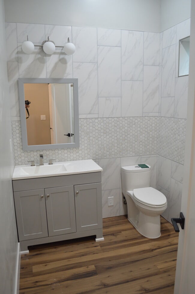 Building Photo - 1926 Broadway St