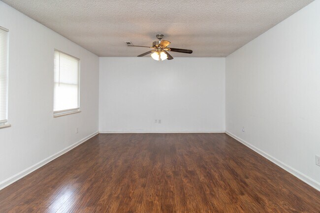 Building Photo - 2821 Vicksburg Ln