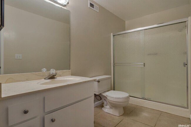 Building Photo - Stonegate Condo in fabulous West Davis location!