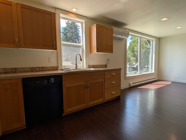 Building Photo - Great 2bed/1bath Duplex with large yard!