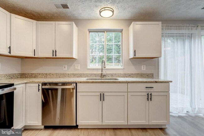 Building Photo - 6320 Lightburn Ct
