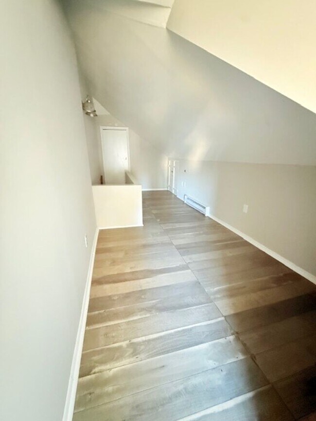 Building Photo - Charming 3-Bedroom Twin Home for Rent in L...