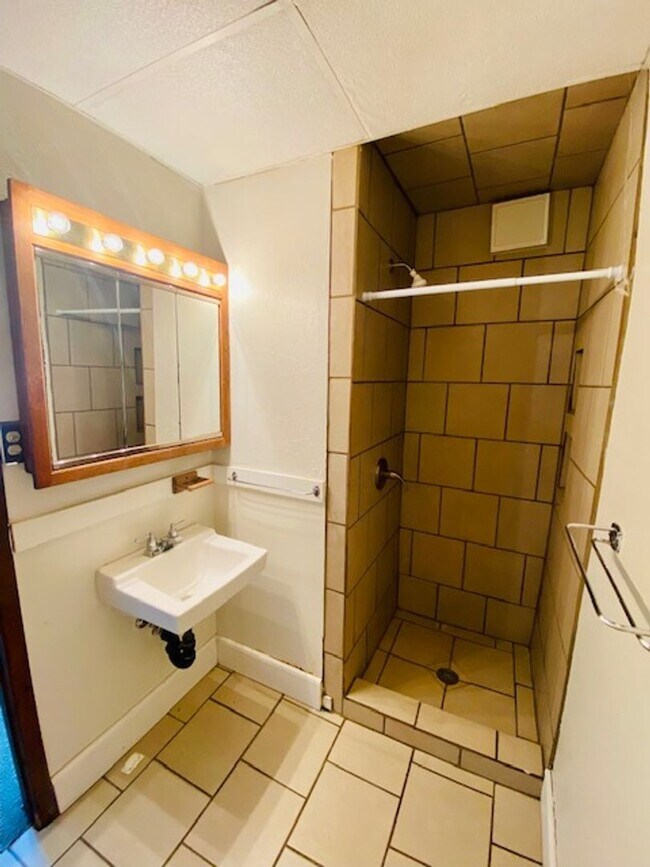 Building Photo - 1237 E Walnut St