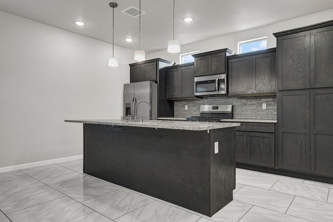 Building Photo - Upper Valley 2 Bedroom 2.5 Bath