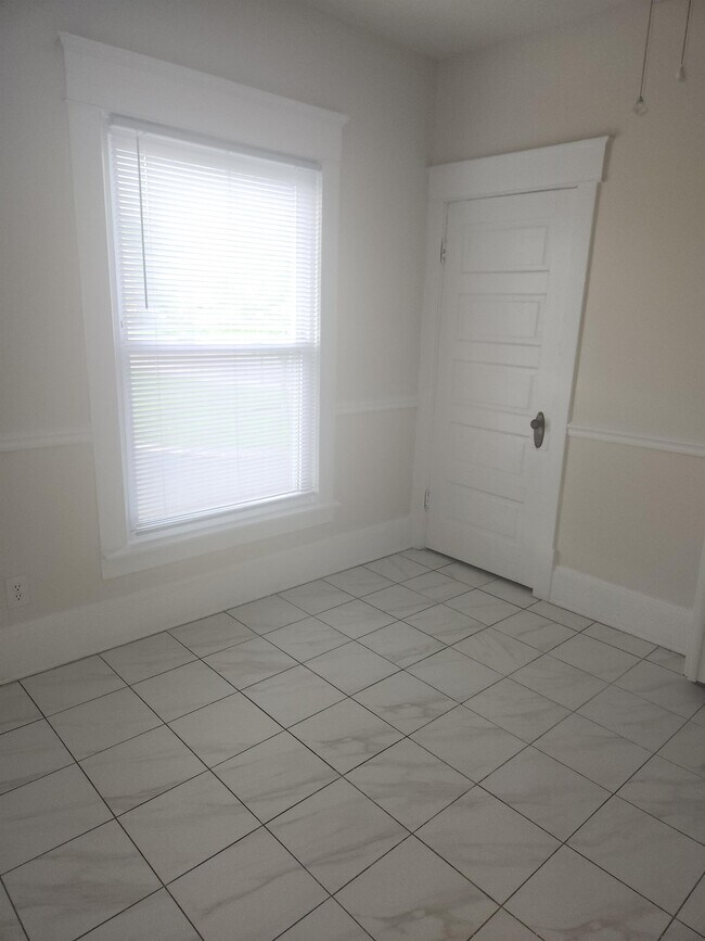 Building Photo - 526 Clarendon Ave NW