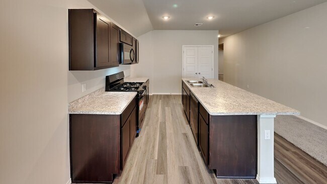 Building Photo - Very Nice 4 Bedroom 2 Bath Home in Yukon S...