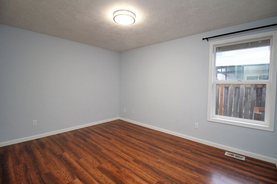 Building Photo - 601 SE 71st Ave