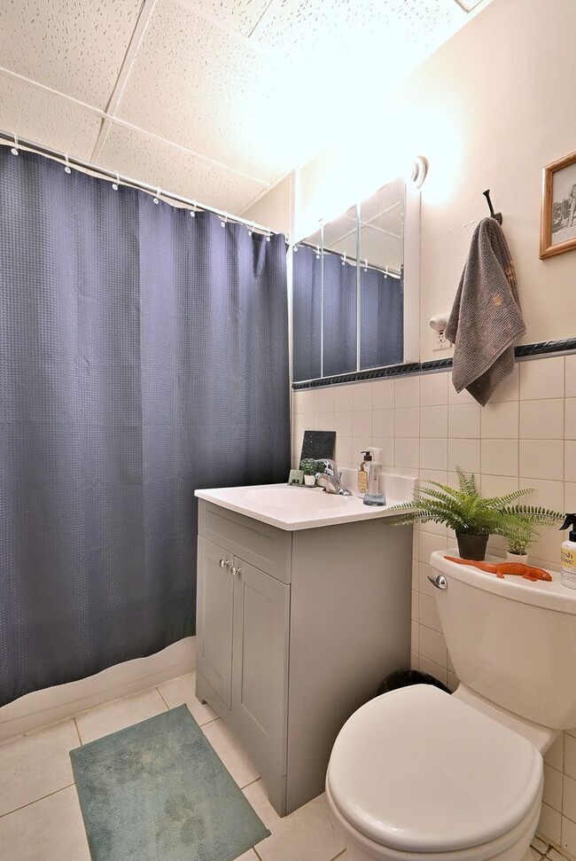 Building Photo - 911 W Dakin St