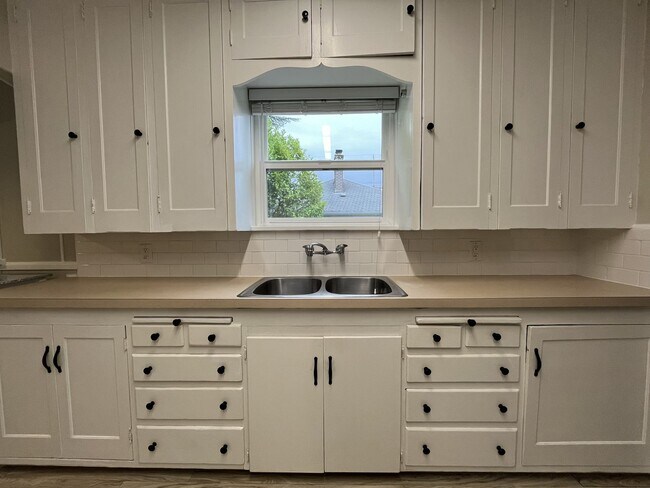 Building Photo - Charming 4-Bedroom Portland Home with Spac...