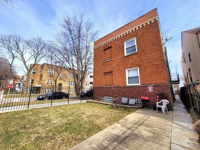 Building Photo - 3521 W Grace St