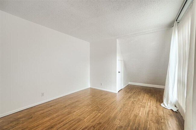 Building Photo - 6810 Thorncliffe Dr