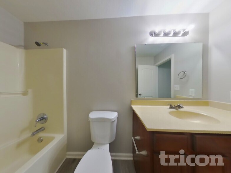 Building Photo - 11491 N Creekside Dr