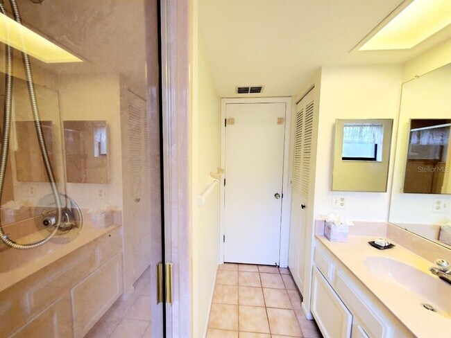 Building Photo - 20 Woodlake Pl