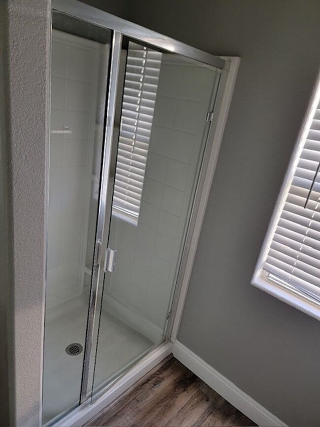 Building Photo - 3 Bedroom Townhouse with a backyard