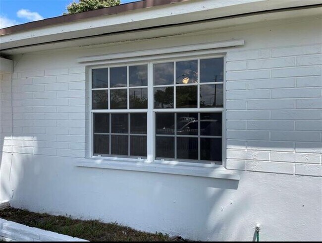 Building Photo - 3907 SW 59th Ave