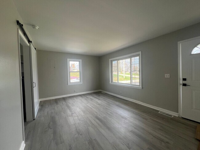 Building Photo - Newly renovated 3 bed and 1 bath house near ETSU and VA