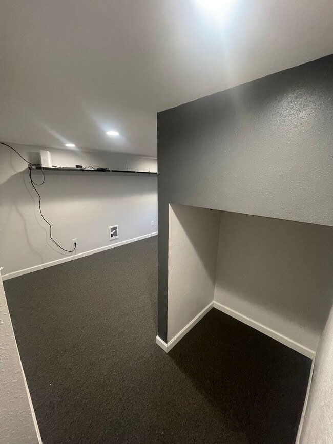 Building Photo - Large 2 Bedroom with Basement!