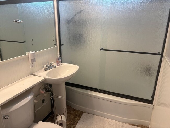 Building Photo - Furnished 2 bedroom 1 bath cottage with landscape included and split mini ducts