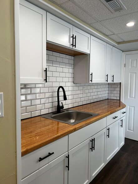 Building Photo - 444 Main St